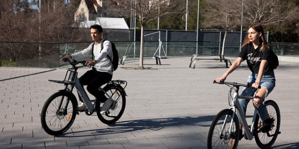 Jak jeździć na rowerze elektrycznym? Technika jazdy
