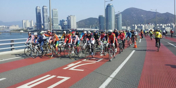 Czy kask na rower jest obowiązkowy? Zmiana przepisów w 2026